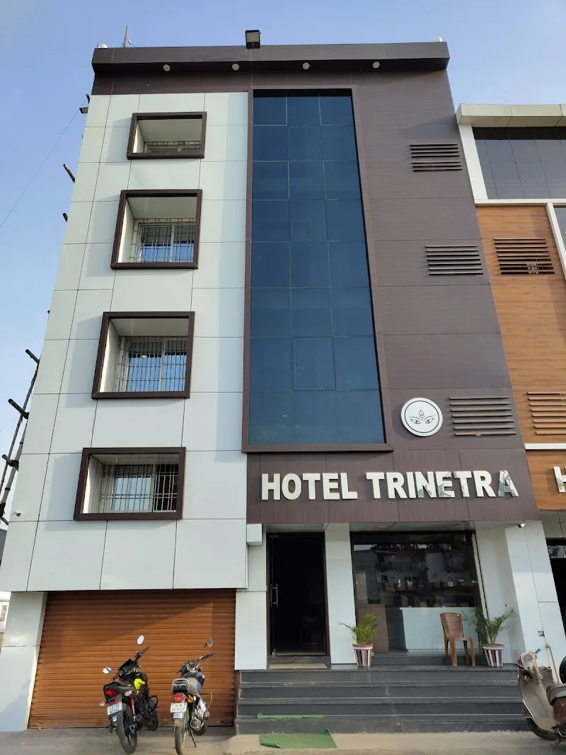 HOTEL TRINETRA