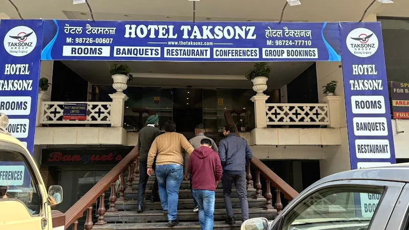 Hotel The Taksonz
