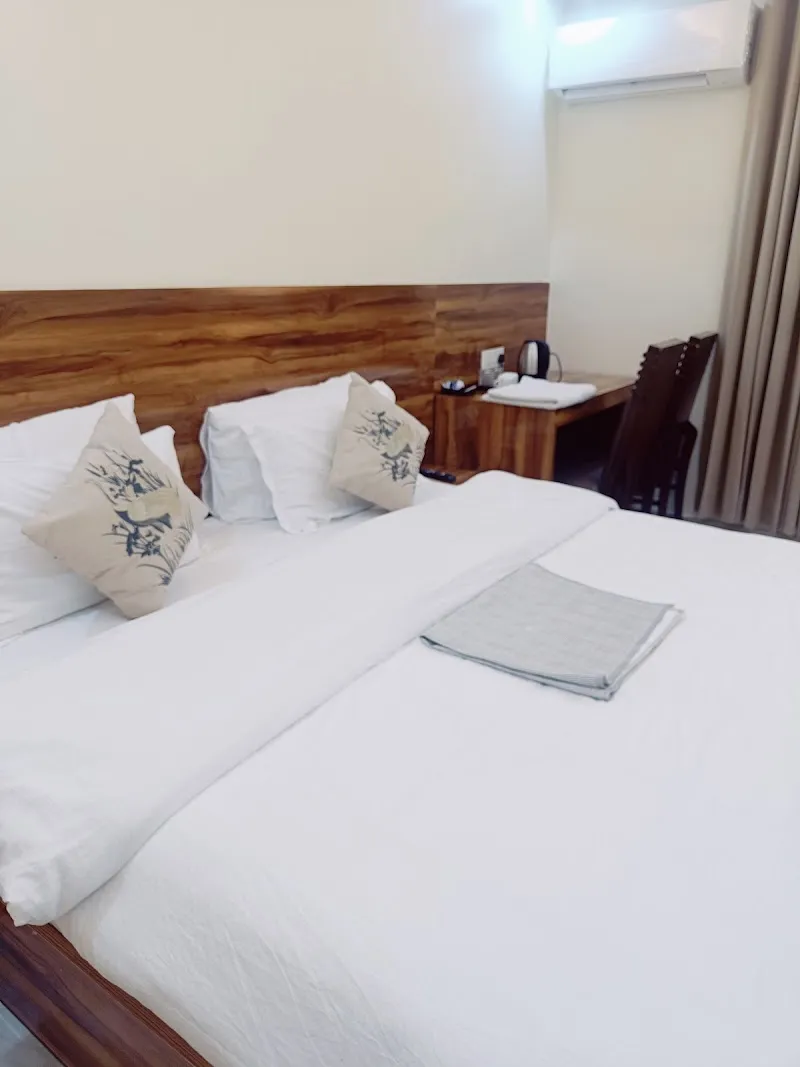 Hotel Landlord Premier { Luxury, Deluxe Rooms and Ac restaurant }