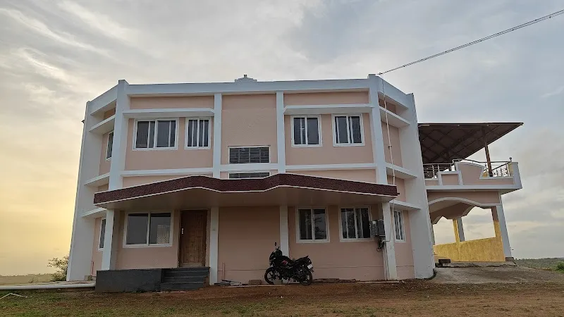 Hill-Nest Retreat